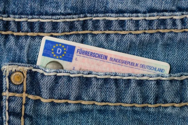 Vești bune pentru șoferi: Permisul de conducere ar putea să nu mai fie necesar în format fizic atunci când suntem opriți de polițiști