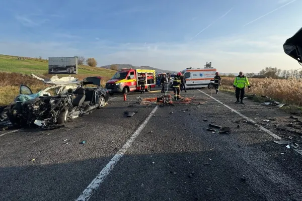 Accident grav în județul Mureș. 8 oameni sunt răniți în urma coliziunii dintre o mașină și o dubă FOTO
