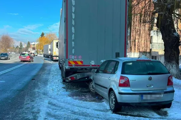 Accident TERIBIL în Hunedoara. O tânără de 25 de ani s-a izbit de un TIR. Ea și un copil de 9 ani au ajuns la spital
