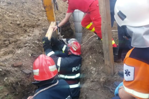 Accident de muncă grav în județul Buzău. 4 muncitori au fost îngropați sub pământ