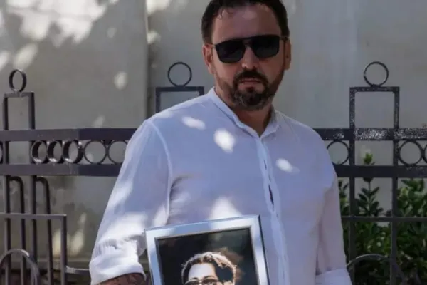 Noi detalii despre victimele accidentului de la 2 MAI. Tatăl lui Sebi Olariu susține că a primit semne de la fiul lui: ce se întâmplă noaptea în curtea acestuia
