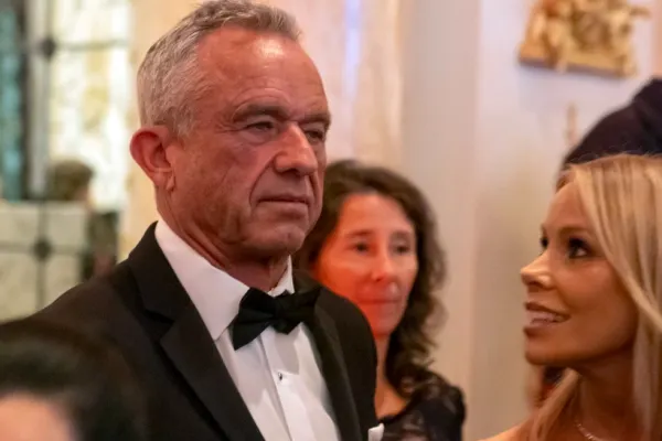 Realitatea Plus, partener media la cea mai așteptată întâlnire a finalului de an: Călin Georgescu și Robert Kennedy Jr. - Tucker Carlson va media dezbaterea