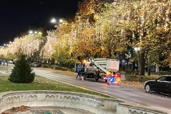 Vin sărbătorile! Nicușor Dan s-a apucat să monteze luminițele de Crăciun prin București