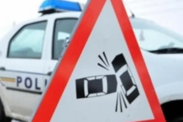 Accident rutier cu trei mașini implicate: două persoane rănite în urma impactului