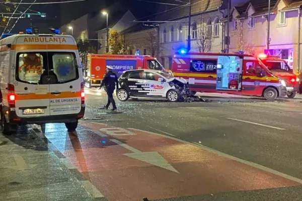 Accident grav în centrul Clujului: Pacientă blocată în ambulanță după coliziunea dintre un autobuz și o mașină de livrări