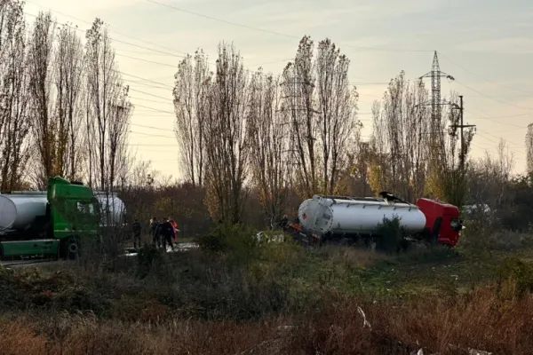 Accident grav pe DN1A: Coliziune între două cisterne, pline cu 33 de tone de motorină, și un autoturism