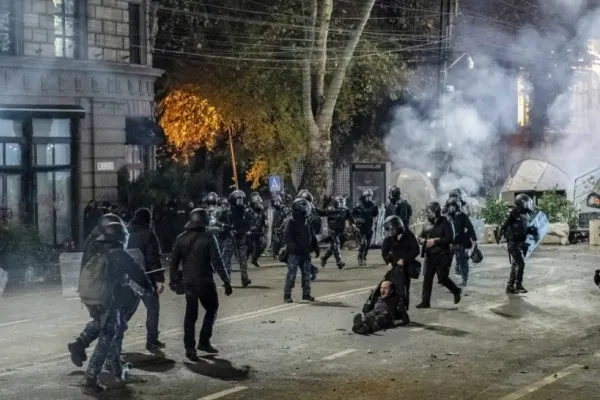 Țara care a ajuns în pragul unei revoluții: Proteste violente din cauza suspendării negocierilor de aderare la UE