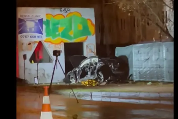 Accident pe DN1. Un tânăr de doar 22 de ani a murit pe loc după ce s-a izbit violent cu mașina de o pasarelă pietonală