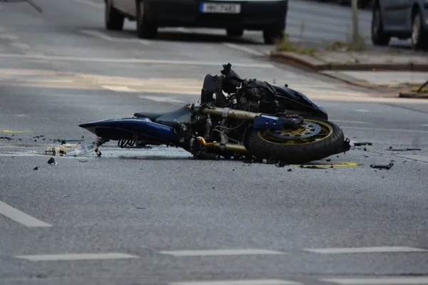 Accident fatal pe DN 79: Un motociclist de 45 de ani a murit după ce a fost lovit de un autoturism