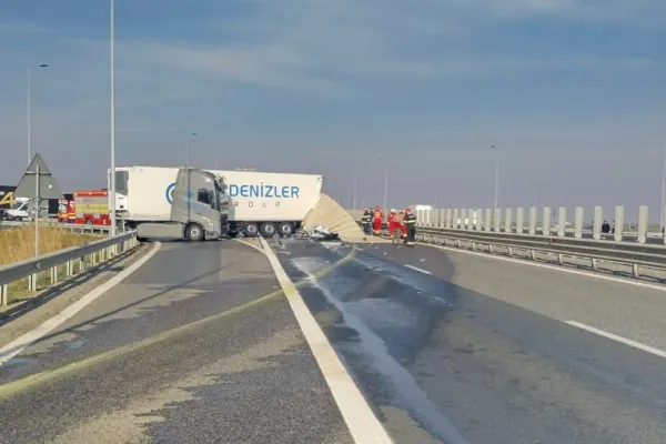 Accident rutier pe A1 la km 507. Un camionagiu român a intrat în TIR-ul unui șofer din Turcia FOTO