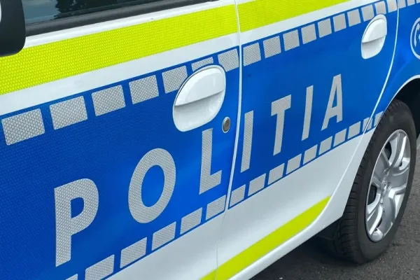 Accident grav în Timiș. O ambulanţă şi o maşină de curierat s-au ciocnit. Trei persoane sunt rănite