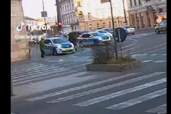 Polițiștii care s-au plimbat cu mașina pe trotuar către intervenție au fost sancționați VIDEO