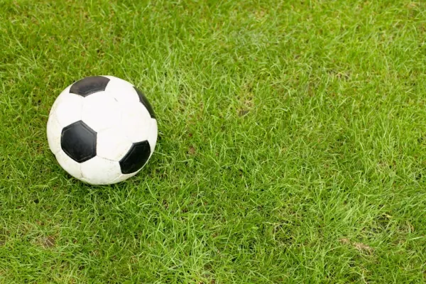 Fotbalist, luat cu ambulanța de pe teren în urma unei accidentări. Are doar 19 ani: cât de gravă este situația