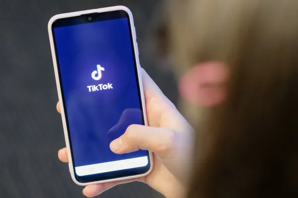 Scandal în Parlamentul European. TikTok neagă că l-ar fi favorizat pe Călin Georgescu în campania electorală. Cum s-au apărat reprezentanții companiei