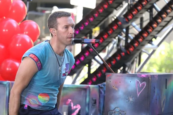 Incident la concertul lui Chris Martin din Melbourne. Solistul trupei Coldplay a căzut într-o gaură de pe scenă