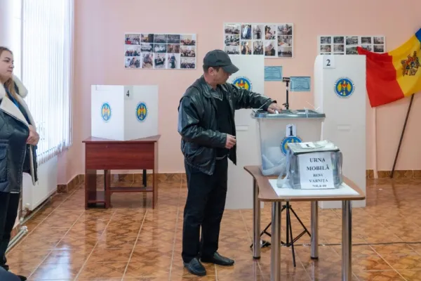 Programul de vot pentru turul II al alegerilor din Republica Moldova a fost prelungit în unele secţii din România şi Moscova