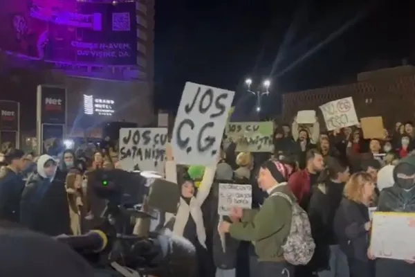 Încep protestele! Studenții au ieșit în stradă, în Piața Universității. Un individ a încercat să provoace protestatarii VIDEO
