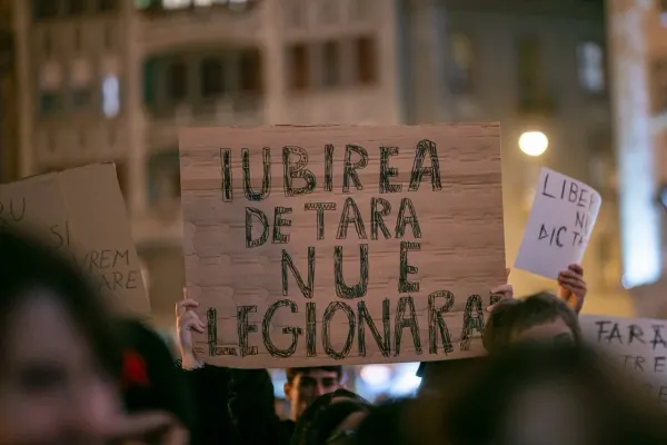 A treia seară de proteste în marile orașe. Sute de persoane au ieșit în stradă: „Iubirea de țară nu e legionară”