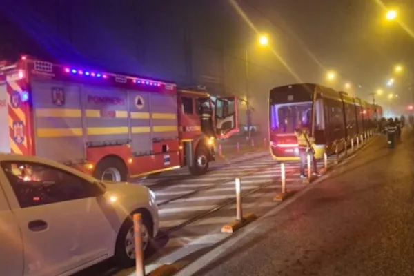 Carambol pe o stradă din Timișoara. Două tramvaie și două mașini, implicate într-un accident. Unul dintre vatmani și o altă persoană sunt rănite VIDEO