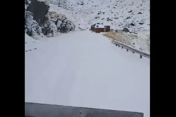 ATENȚIE șoferi! De marți, circulația pe Transfăgărășan de oprește. Lapovița și ninsoarea fac ravagii la munte VIDEO