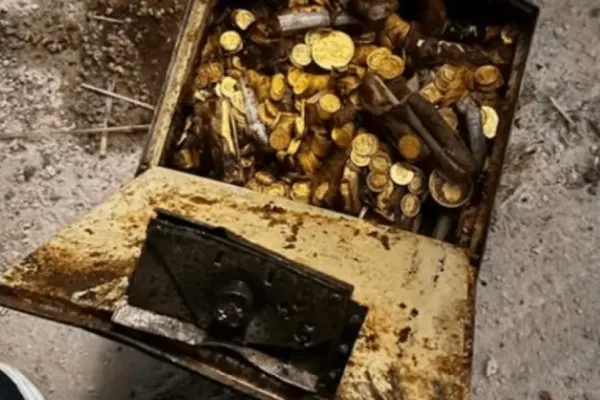 Descoperire impresionantă: 30 de kilograme de aur găsite de un instalator în timp ce lucra într-o vilă