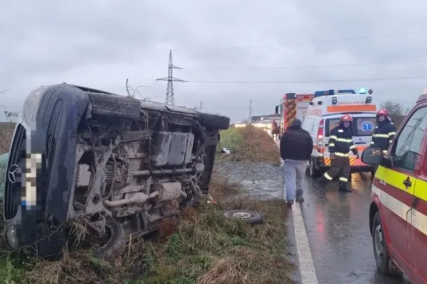 Accident cumplit în județul Constanța! 7 răniți, după ce un microbuz cu călători s-a răsturnat