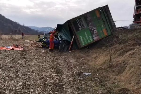Accident mortal pe DN17, în Bistrița Năsăud. Un TIR s-a răsturnat peste o mașină: șoferul a decedat, alte două persoane au fost rănite