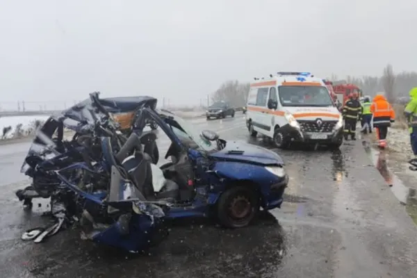 Accident teribil pe o șosea din Vrancea, a fost implicată o AMBULANȚĂ. O persoană a murit, alta este în stare foarte gravă - FOTO