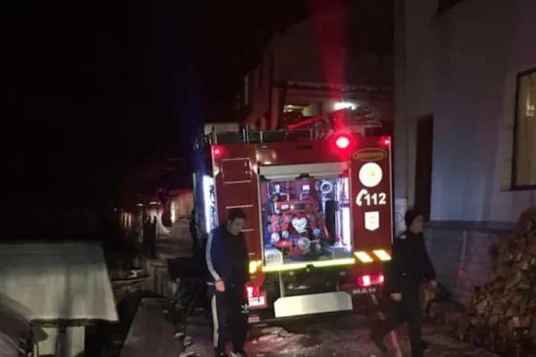 Explozie într-un bloc cu garsoniere din Topoloveni. Au intervenit de urgență echipaje SMURD şi pentru accidente chimice, 50 de locatari evacuați
