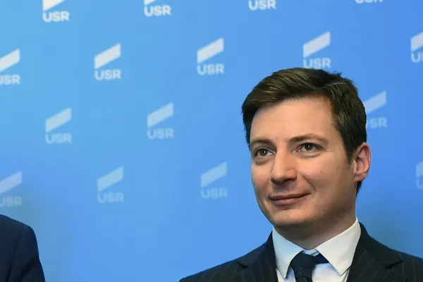 Atacul murdar al soroșiștilor de adresa Realitatea Plus continuă. Andrei Caramitru amenință cu închiderea postului și trimiterea "la bulău" a lui Călin Georgescu și Anca Alexandrescu