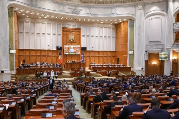 Funcţionarii din Camera Deputaţilor se alătură protestelor față de noua lege a salarizării şi pregătesc grevă generală
