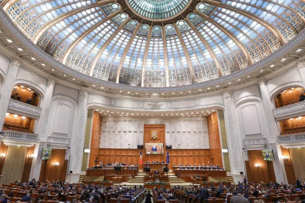 Moțiunea de cenzură împotriva Guvernului Bolojan va fi citită miercuri în plenul comun al Parlamentului. Dezbaterea şi votul, marţea viitoare