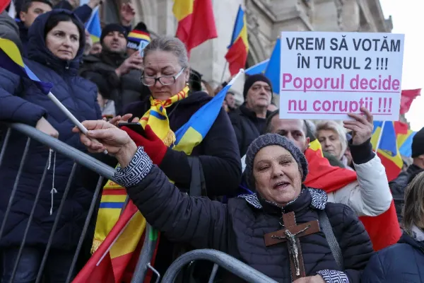 Proteste masive în București, în Arad și alte orașe din România. Oamenii vor Turul 2 înapoi