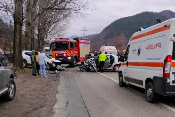 Accident grav pe DN13. O persoană a murit, o alta este rănită, alte patru au refuzat să meargă la spital