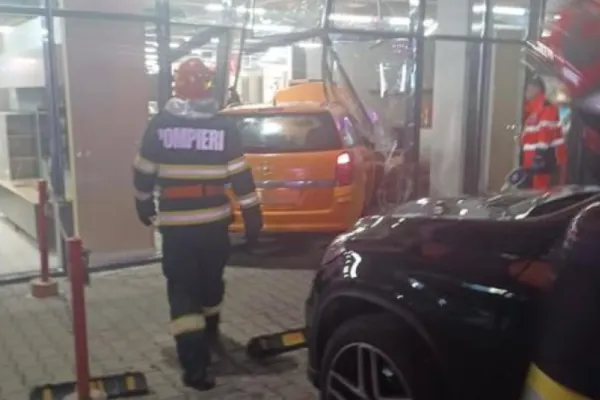Accident ȘOCANT! Un român a intrat cu mașina în vitrina unui magazin