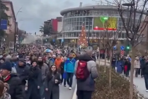 Noi proteste de amploare în Georgia. Mii de oameni au ieșit în stradă la Tbilisi pentru organizarea de noi alegeri legislative