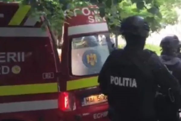 Polițiștii clujeni, amenințați cu toporul de un bărbat cu probleme psihice. S-au tras focuri de armă