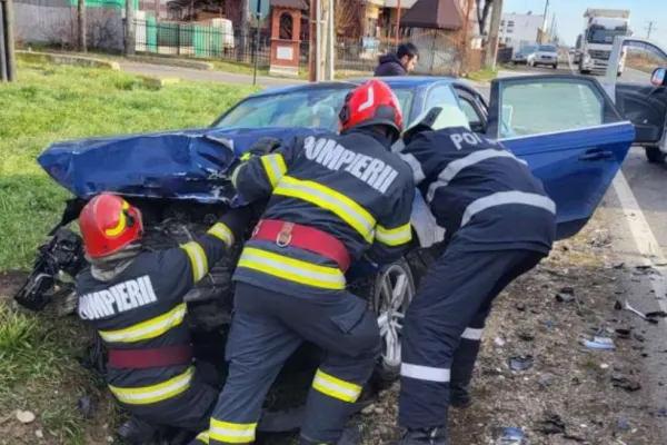 Accident grav cu 6 răniți în Piatra-Neamţ: 3 dintre victime au rămas încarcerate. Intervenție contracronometru