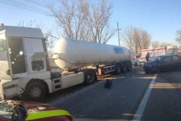 Cisternă încărcată cu oxigen lichid, implicată într-un accident cu două mașini în județul Olt. Trafic blocat