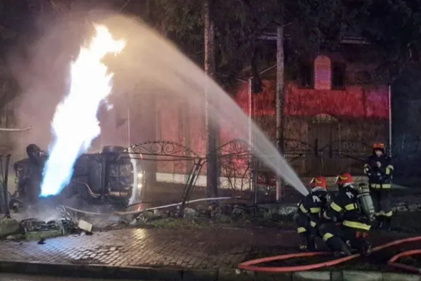 Accident spectaculos în apropierea Spitalului Municipal din Făgăraș: o maşină s-a răsturnat, a lovit un tablou electric şi o ţeavă de gaz