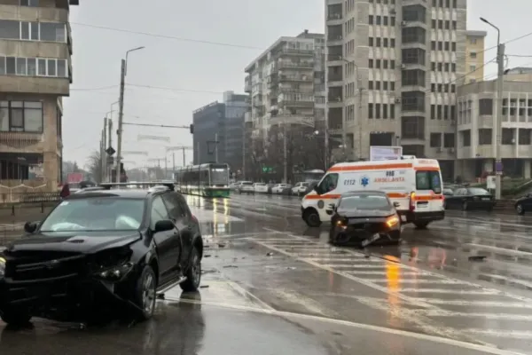 Impact frontal între două mașini, în centrul Iașului. Unul dintre șoferi ar fi fugit de la locul accidentului