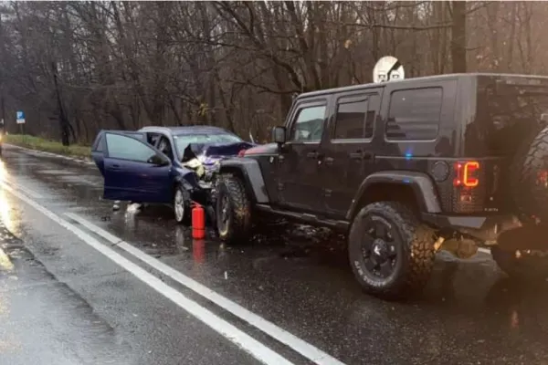 Circulație blocată temporar pe DN 7 din cauza unui accident. Trei copii au fost transportați la spital