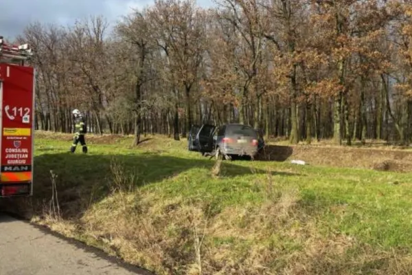 Accident pe DC 142 la intrarea în localitatea Letca Veche, judeţul Giurgiu. Trei persoane au fost transportate la spital