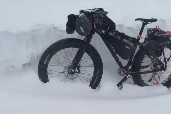 Biciclist oprit de salvamontiști, la cota 1800 din Bucegi, în viscol extrem. Caz șocant chiar și pentru oamenii muntelui - VIDEO