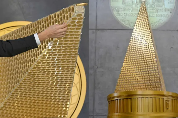 A fost expus cel mai scump pom de Crăciun. Este alcătuit din 2.018 monede de aur și are o valoare estimată de 2,3 milioane de euro