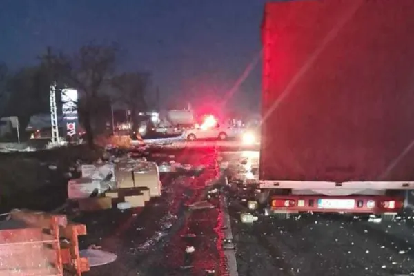 Trafic OPRIT pe DN1B, pe sensul spre Ploiești.  Un TIR care s-a răsturnat a intrat într-un restaurant: imagini cu impactul devastator