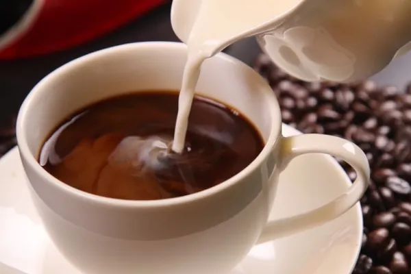 De ce este CONTRAINDICAT să pui lapte în cafea. Alimente care nu trebuie consumate când bei licoarea dimineților