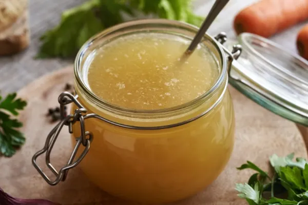 Bulionul de oase: superalimentul care îți transformă sănătatea. Beneficii și rețetă pas cu pas