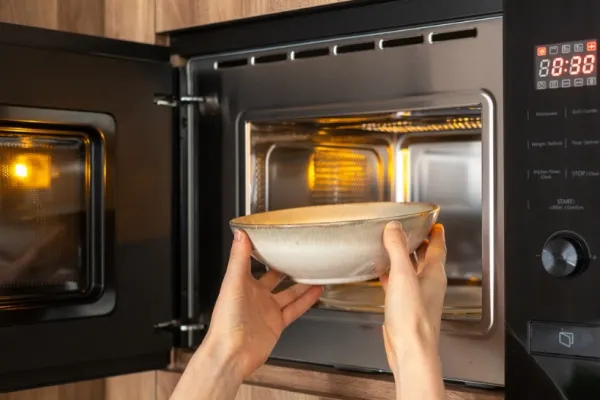 Alimente pe care NU ar trebui să le încălzești niciodată la cuptorul cu microunde