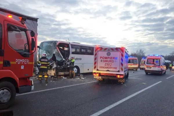 Accident grav între un camion și un autocar cu 32 de pasageri. A fost activat PLANUL ROȘU/FOTO